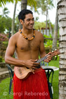 Ukelele, este instrumento parecido a una guitarra es pariente cercano del cavaquinho portugués, y elemento fundamental de un conjunto de música tradicional hawaiana. Polynesian Cultural Center. O’ahu.